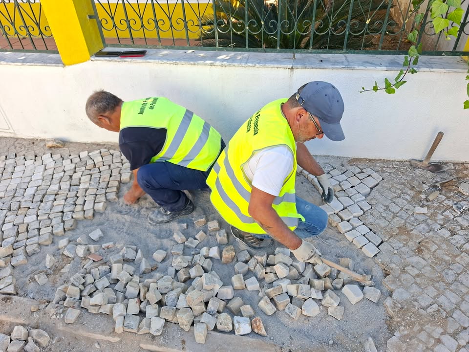 Não paramos. Reposições de calçadas na sequência de diversas intervenções municipais, roturas de condutas. Excelente…