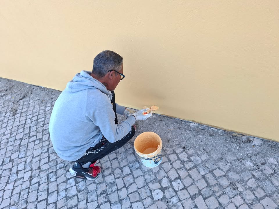 Não paramos.
Continuamos as pinturas dos muros da EB n°2 Palmela.
#Identidade
#Educação 
#Tradição