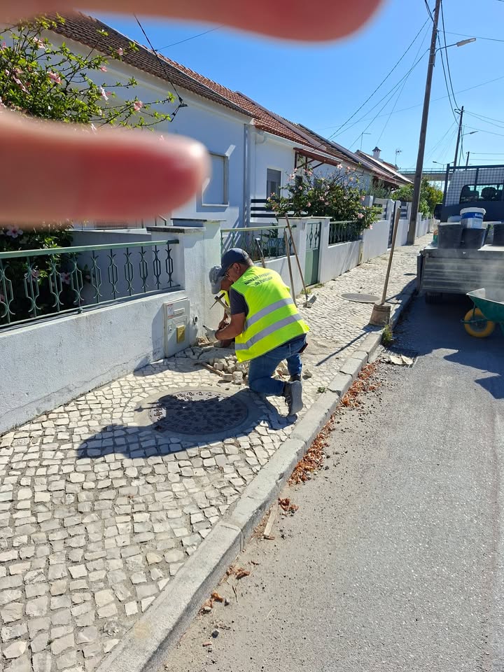 Não paramos.
Reposição de calçadas  Venda do Alcaide.
#JuntosemMovimento